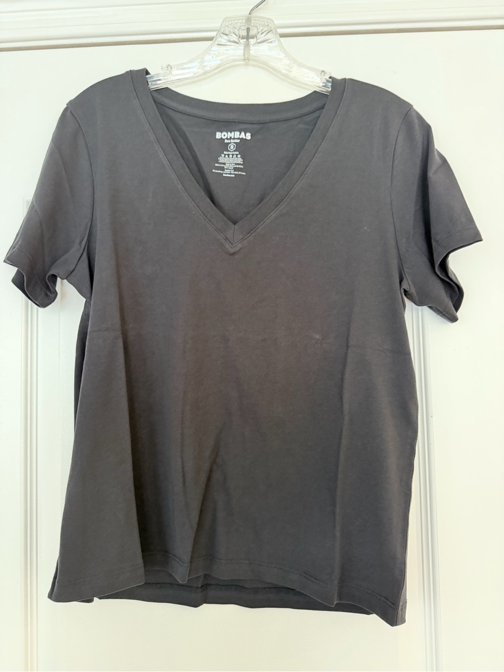 Women’s Bombas prima V-Neck Tee in black